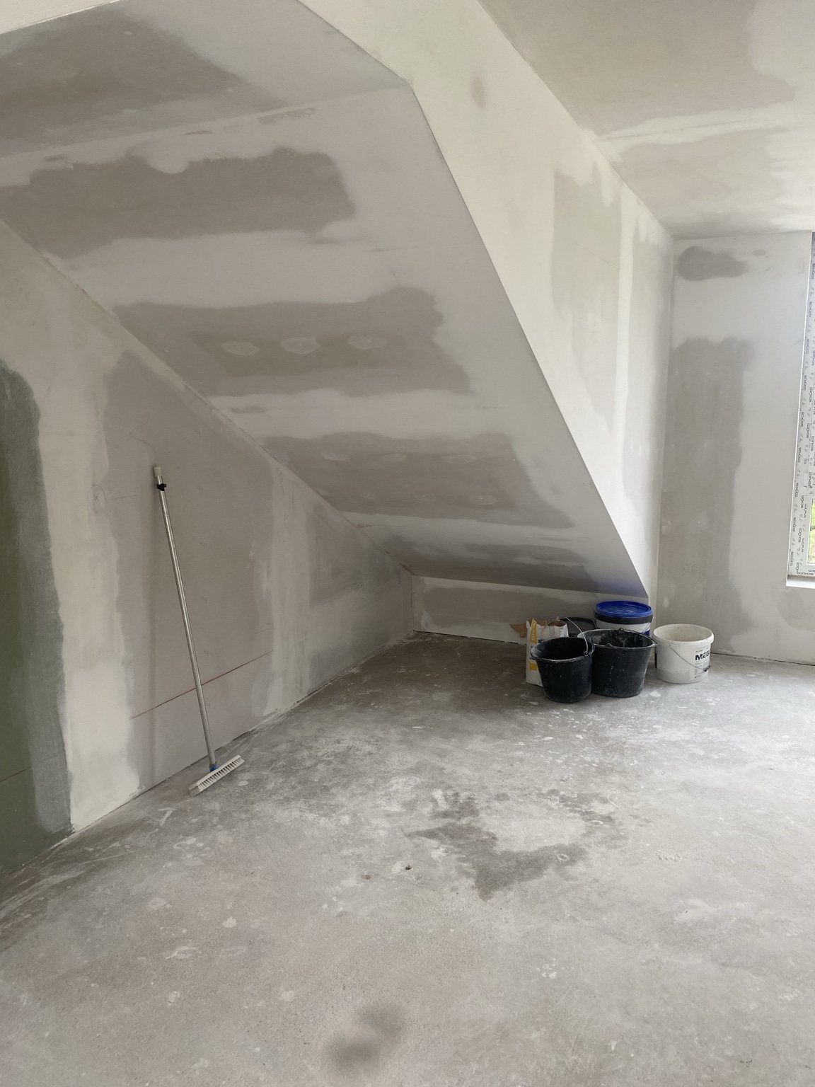 Spachtelarbeiten im Dachgeschoss